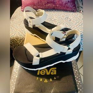 Teva Zamora Universal White Flatform
Platform Foam Leather Sandals Size 9